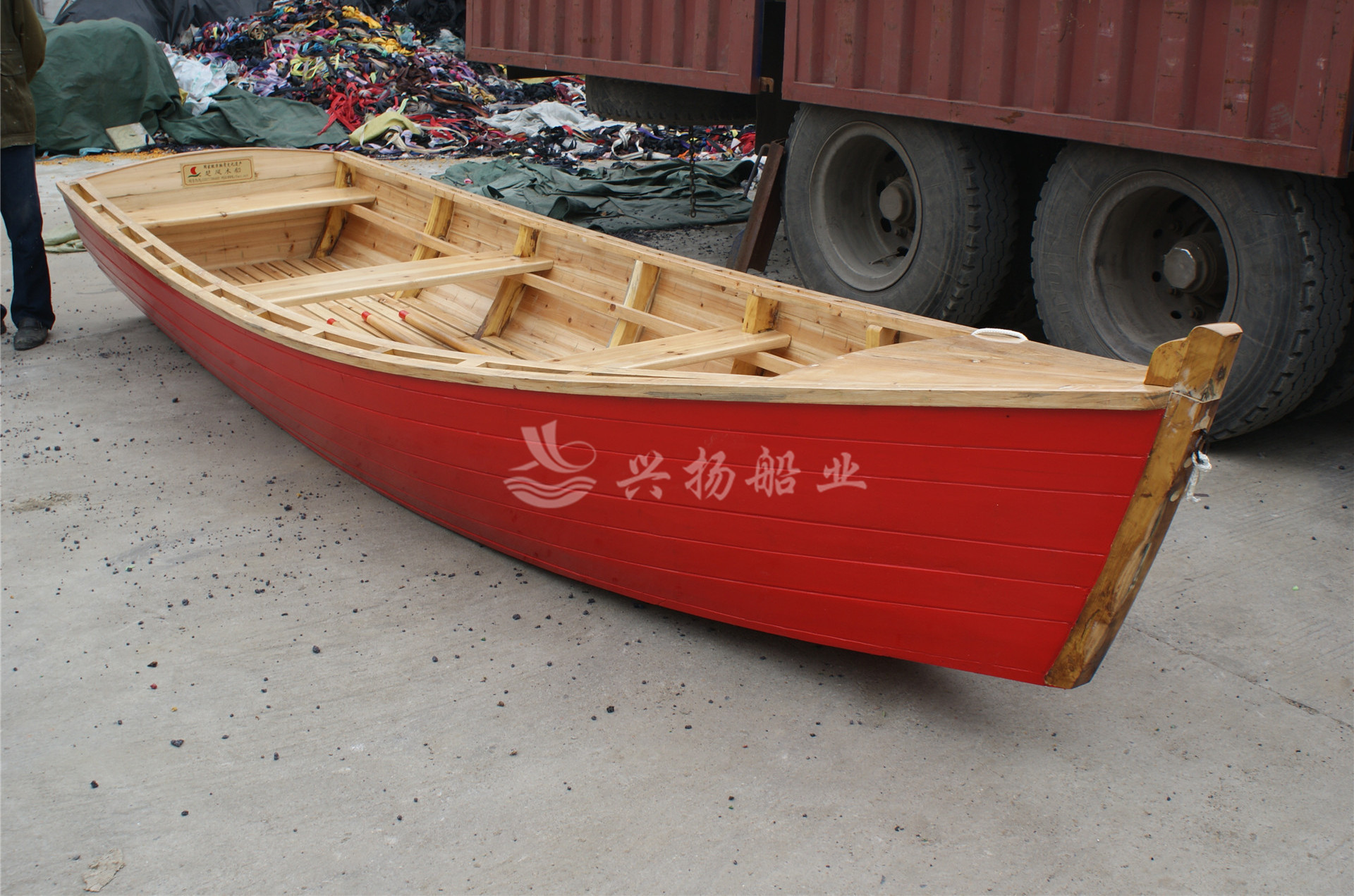 4米红色欧式船
